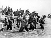 https://upload.wikimedia.org/wikipedia/commons/thumb/0/0e/Douglas_MacArthur_lands_Leyte1.jpg/220px-Douglas_MacArthur_lands_Leyte1.jpg